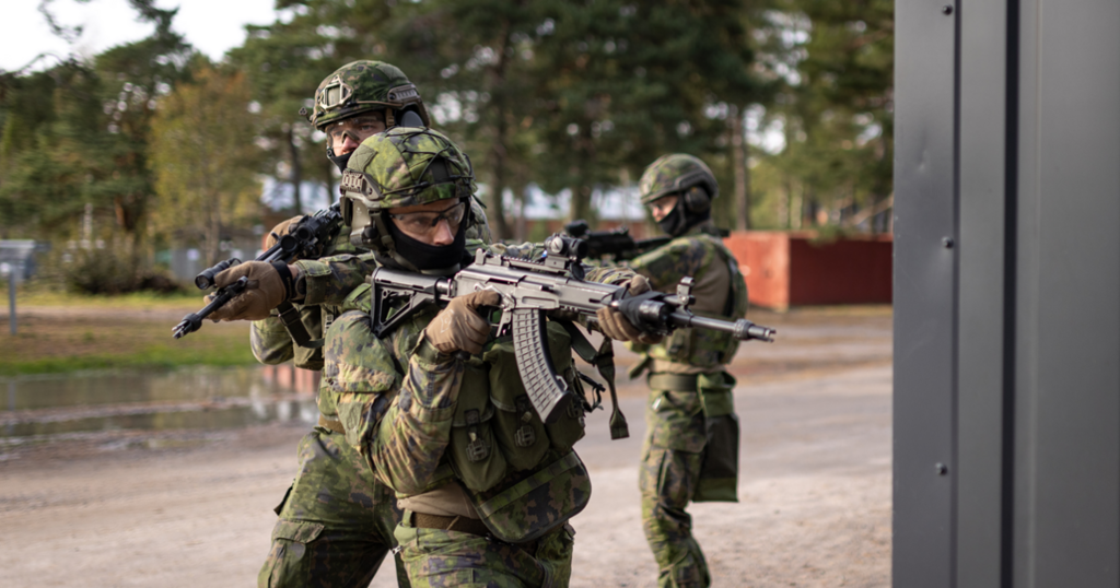 MPK:n kurssilaisia harjoittelemassa taistelua rakennetulla alueella.